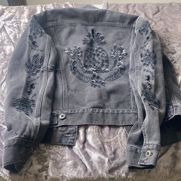 Levi’s Jean Jacket - Picture 4 of 6